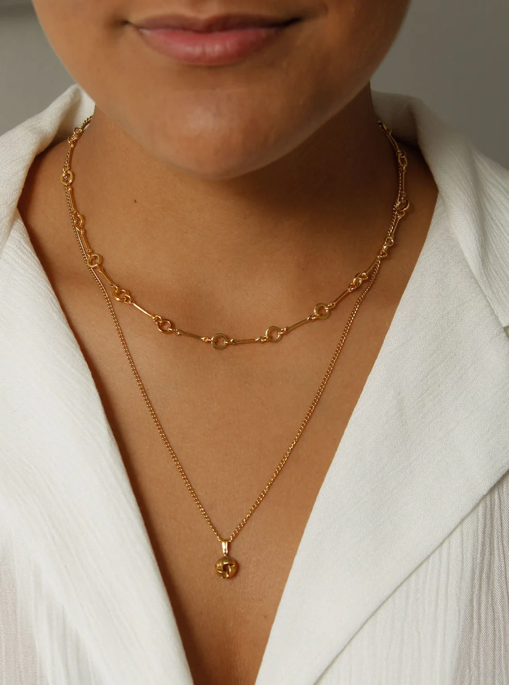Vintage Gold Plated Thin Curb Chain Pendant Necklace with Twisted Knot Charm - Image 6